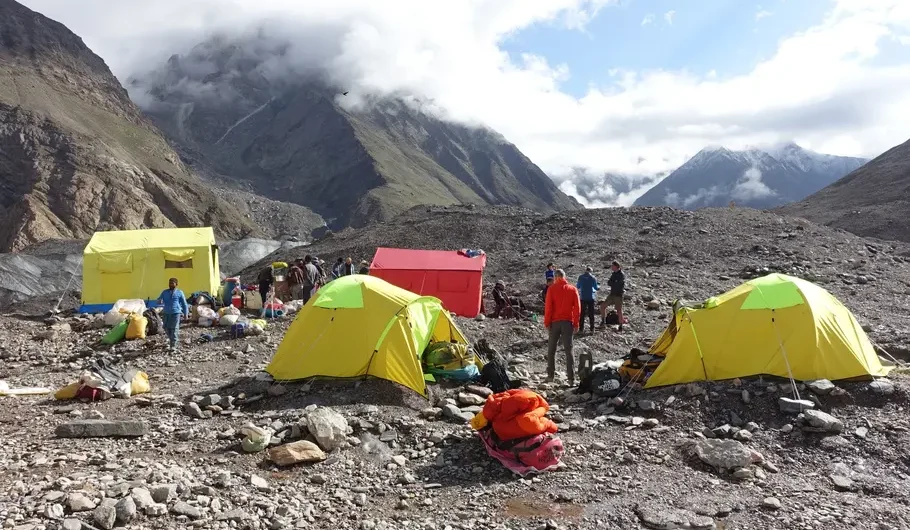 Trekkers resting ar Goro 2 campsite