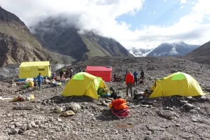 Trekkers resting ar Goro 2 campsite